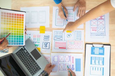 Tasarımcı takım uxui sistemini yeni telefonlar ve destek sistemi güncellemeleri üzerinde iyi çalışması için tasarlıyor. Web sitesi geliştirme konsepti UI UX ön uç tasarımcısı