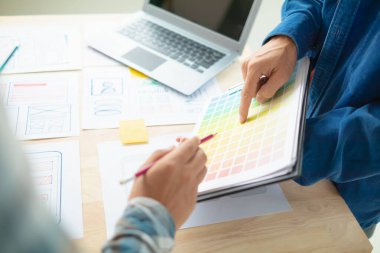 Tasarımcı takım uxui sistemini yeni telefonlar ve destek sistemi güncellemeleri üzerinde iyi çalışması için tasarlıyor. Web sitesi geliştirme konsepti UI UX ön uç tasarımcısı