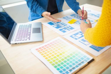 Tasarımcı takım uxui sistemini yeni telefonlar ve destek sistemi güncellemeleri üzerinde iyi çalışması için tasarlıyor. Web sitesi geliştirme konsepti UI UX ön uç tasarımcısı