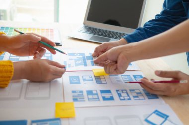 Tasarımcı takım uxui sistemini yeni telefonlar ve destek sistemi güncellemeleri üzerinde iyi çalışması için tasarlıyor. Web sitesi geliştirme konsepti UI UX ön uç tasarımcısı