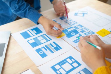 Tasarımcı takım uxui sistemini yeni telefonlar ve destek sistemi güncellemeleri üzerinde iyi çalışması için tasarlıyor. Web sitesi geliştirme konsepti UI UX ön uç tasarımcısı