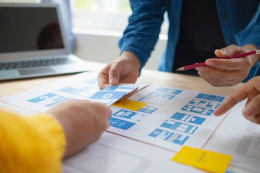 Tasarımcı takım uxui sistemini yeni telefonlar ve destek sistemi güncellemeleri üzerinde iyi çalışması için tasarlıyor. Web sitesi geliştirme konsepti UI UX ön uç tasarımcısı