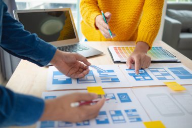 Tasarımcı takım uxui sistemini yeni telefonlar ve destek sistemi güncellemeleri üzerinde iyi çalışması için tasarlıyor. Web sitesi geliştirme konsepti UI UX ön uç tasarımcısı