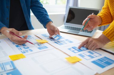 Tasarımcı takım uxui sistemini yeni telefonlar ve destek sistemi güncellemeleri üzerinde iyi çalışması için tasarlıyor. Web sitesi geliştirme konsepti UI UX ön uç tasarımcısı