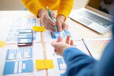 Tasarımcı takım uxui sistemini yeni telefonlar ve destek sistemi güncellemeleri üzerinde iyi çalışması için tasarlıyor. Web sitesi geliştirme konsepti UI UX ön uç tasarımcısı