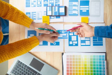 Tasarımcı takım uxui sistemini yeni telefonlar ve destek sistemi güncellemeleri üzerinde iyi çalışması için tasarlıyor. Web sitesi geliştirme konsepti UI UX ön uç tasarımcısı