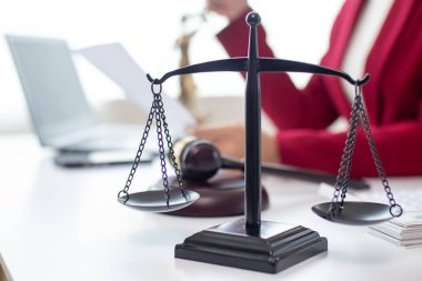 Satış sözleşmesi avukatlık bürosundaki masaya kondu çünkü şirket avukat ofisini yasal danışman olarak tuttu ve sözleşmeyi hazırladı böylece müvekkil doğru sözleşmeyi imzalayabilecekti..