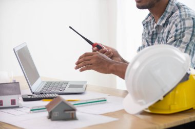 İnşaat mühendisleri, inşaata güvenli bir şekilde başlamak için mimardan planlar aldıktan sonra planları kontrol ediyor ve doğruluklarını hesaplıyorlar. İnşaat mühendisliğinden teftiş
