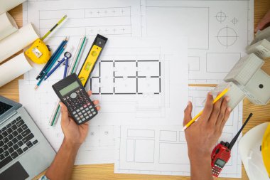 İnşaat mühendisleri, inşaata güvenli bir şekilde başlamak için mimardan planlar aldıktan sonra planları kontrol ediyor ve doğruluklarını hesaplıyorlar. İnşaat mühendisliğinden teftiş