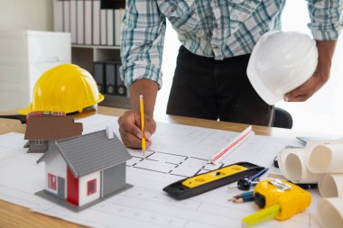 İnşaat mühendisleri, inşaata güvenli bir şekilde başlamak için mimardan planlar aldıktan sonra planları kontrol ediyor ve doğruluklarını hesaplıyorlar. İnşaat mühendisliğinden teftiş