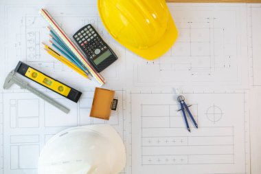 Modeller ve planlar inşaat mühendisliği bürolarının çalışma masalarına yerleştirilerek hedeflerine ulaşmak ve müşterilere görebilmeleri için model oluşturma simülasyonları oluşturuluyor..