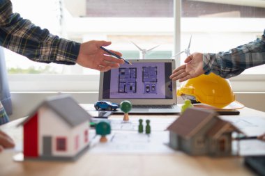 Mühendis, mühendisin projeyi inşa etmek zorunda kalacağı inşaat alanını bulmak için tasarımcıya danışmanlık ve danışmanlık yapıyor. Mühendisler ve tasarımcılar arasındaki danışmanlık