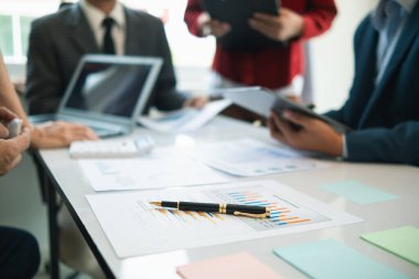 Grup işadamları ve yatırımcılar, pazarlamanın daha iyi sonuç vermesini sağlayacak iş yapma planlarını planlamak için yıllık yatırımlarını görüşmek üzere konferans odasında bir araya geldiler.