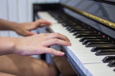 Güzel piyano arkaplanı, sabahları pencerenin kenarında piyanistin sabahları piyano çalma hatasını azaltmak için gelmesini bekler.