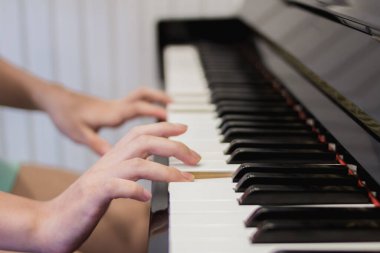Güzel piyano arkaplanı, sabahları pencerenin kenarında piyanistin sabahları piyano çalma hatasını azaltmak için gelmesini bekler.
