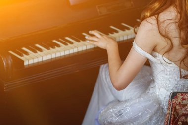 Güzel piyano arkaplanı, sabahları pencerenin kenarında piyanistin sabahları piyano çalma hatasını azaltmak için gelmesini bekler.