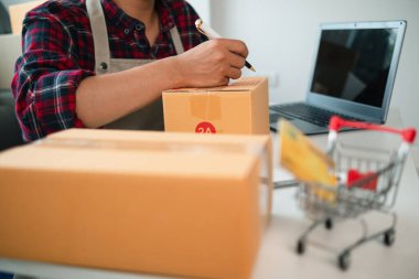 Küçük KOBİ girişimcisi İçişleri Bakanlığı 'nı açtı ve çevrimiçi platformlardan ürün siparişlerini kontrol ediyor siparişlere göre ürünleri teslim ediyor. Girişimler için İçişleri Bakanlığı