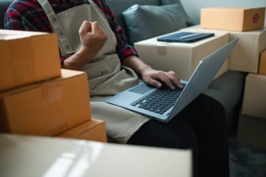 Küçük KOBİ girişimcisi İçişleri Bakanlığı 'nı açtı ve çevrimiçi platformlardan ürün siparişlerini kontrol ediyor siparişlere göre ürünleri teslim ediyor. Girişimler için İçişleri Bakanlığı