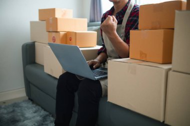 Küçük KOBİ girişimcisi İçişleri Bakanlığı 'nı açtı ve çevrimiçi platformlardan ürün siparişlerini kontrol ediyor siparişlere göre ürünleri teslim ediyor. Girişimler için İçişleri Bakanlığı