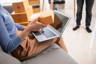 Küçük KOBİ girişimcisi İçişleri Bakanlığı 'nı açtı ve çevrimiçi platformlardan ürün siparişlerini kontrol ediyor siparişlere göre ürünleri teslim ediyor. Girişimler için İçişleri Bakanlığı