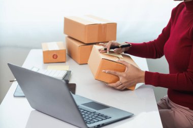 Küçük KOBİ girişimcisi İçişleri Bakanlığı 'nı açtı ve çevrimiçi platformlardan ürün siparişlerini kontrol ediyor siparişlere göre ürünleri teslim ediyor. Girişimler için İçişleri Bakanlığı