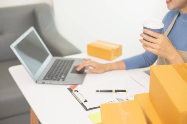 Küçük KOBİ girişimcisi İçişleri Bakanlığı 'nı açtı ve çevrimiçi platformlardan ürün siparişlerini kontrol ediyor siparişlere göre ürünleri teslim ediyor. Girişimler için İçişleri Bakanlığı