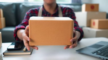 Küçük KOBİ 'ler çevrimiçi ve e-ticaret yoluyla bir İçişleri Ofisi kurabilir, böylelikle alıcılar ürünlerini çevrimiçi satın alabilir ve siparişlerini nakliye şirketleri aracılığıyla alabilirler..