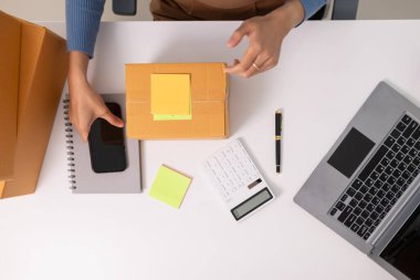 Küçük KOBİ 'ler çevrimiçi ve e-ticaret yoluyla bir İçişleri Ofisi kurabilir, böylelikle alıcılar ürünlerini çevrimiçi satın alabilir ve siparişlerini nakliye şirketleri aracılığıyla alabilirler..