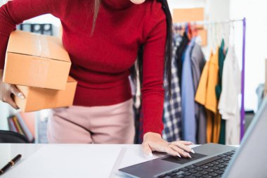 Küçük KOBİ 'ler çevrimiçi ve e-ticaret yoluyla bir İçişleri Ofisi kurabilir, böylelikle alıcılar ürünlerini çevrimiçi satın alabilir ve siparişlerini nakliye şirketleri aracılığıyla alabilirler..