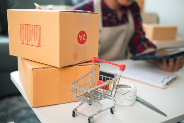 Küçük KOBİ 'ler çevrimiçi ve e-ticaret yoluyla bir İçişleri Ofisi kurabilir, böylelikle alıcılar ürünlerini çevrimiçi satın alabilir ve siparişlerini nakliye şirketleri aracılığıyla alabilirler..