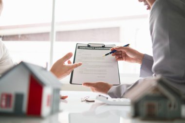 Emlak komisyoncuları müşterilerine seçecekleri örnek evler sunuyor ve mülklerinin korunmasına yardımcı olacak emlak sigortası terfileri öneriyorlar. Emlak ve ev sigortası önerme kavramı