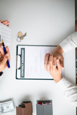 Emlak komisyoncuları müşterilerine seçecekleri örnek evler sunuyor ve mülklerinin korunmasına yardımcı olacak emlak sigortası terfileri öneriyorlar. Emlak ve ev sigortası önerme kavramı