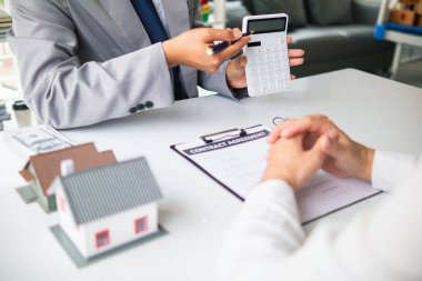 Emlak komisyoncuları müşterilerine seçecekleri örnek evler sunuyor ve mülklerinin korunmasına yardımcı olacak emlak sigortası terfileri öneriyorlar. Emlak ve ev sigortası önerme kavramı