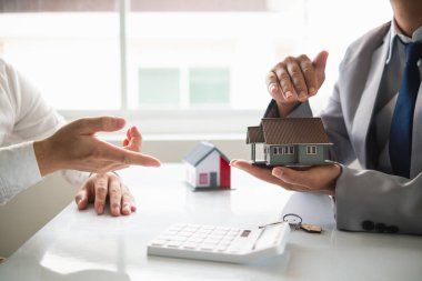 Emlak komisyoncuları müşterilerine seçecekleri örnek evler sunuyor ve mülklerinin korunmasına yardımcı olacak emlak sigortası terfileri öneriyorlar. Emlak ve ev sigortası önerme kavramı
