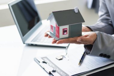 Emlak komisyoncuları müşterilerine seçecekleri örnek evler sunuyor ve mülklerinin korunmasına yardımcı olacak emlak sigortası terfileri öneriyorlar. Emlak ve ev sigortası önerme kavramı