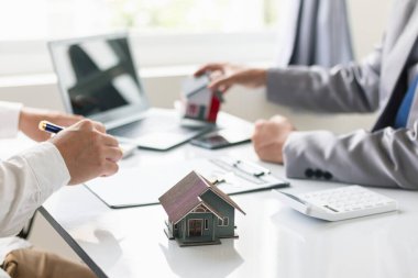 Emlak komisyoncuları müşterilerine seçecekleri örnek evler sunuyor ve mülklerinin korunmasına yardımcı olacak emlak sigortası terfileri öneriyorlar. Emlak ve ev sigortası önerme kavramı