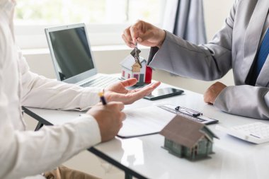 Emlak komisyoncuları müşterilerine seçecekleri örnek evler sunuyor ve mülklerinin korunmasına yardımcı olacak emlak sigortası terfileri öneriyorlar. Emlak ve ev sigortası önerme kavramı