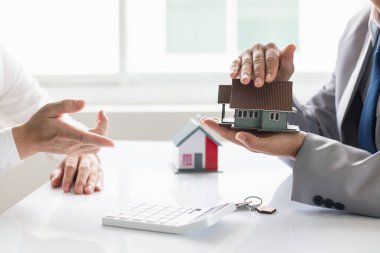 Emlak komisyoncuları müşterilerine seçecekleri örnek evler sunuyor ve mülklerinin korunmasına yardımcı olacak emlak sigortası terfileri öneriyorlar. Emlak ve ev sigortası önerme kavramı