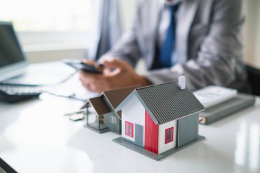 Emlak komisyoncuları müşterilerine seçecekleri örnek evler sunuyor ve mülklerinin korunmasına yardımcı olacak emlak sigortası terfileri öneriyorlar. Emlak ve ev sigortası önerme kavramı