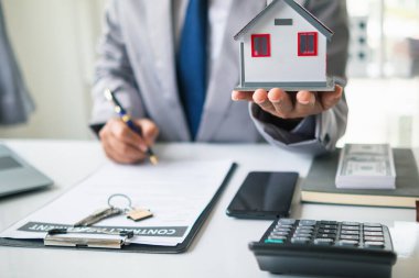Emlak komisyoncuları müşterilerine seçecekleri örnek evler sunuyor ve mülklerinin korunmasına yardımcı olacak emlak sigortası terfileri öneriyorlar. Emlak ve ev sigortası önerme kavramı