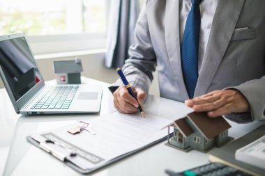 Emlak komisyoncuları müşterilerine seçecekleri örnek evler sunuyor ve mülklerinin korunmasına yardımcı olacak emlak sigortası terfileri öneriyorlar. Emlak ve ev sigortası önerme kavramı