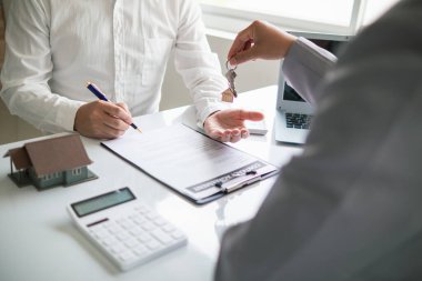 Emlak komisyoncuları müşterilerine seçecekleri örnek evler sunuyor ve mülklerinin korunmasına yardımcı olacak emlak sigortası terfileri öneriyorlar. Emlak ve ev sigortası önerme kavramı