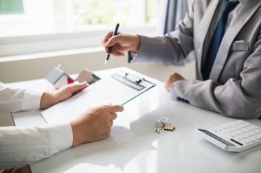 Emlak komisyoncuları müşterilerine seçecekleri örnek evler sunuyor ve mülklerinin korunmasına yardımcı olacak emlak sigortası terfileri öneriyorlar. Emlak ve ev sigortası önerme kavramı