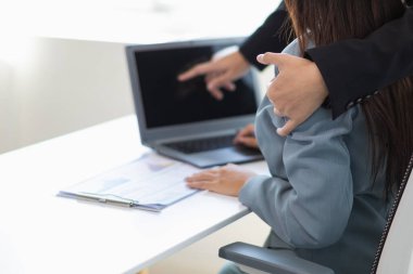 Müdür, sekreterini arayıp iş yerinde cinsellik içeren bir tehdit olarak kabul edilen işi görüştükten sonra ofisteki sekreterini rahatsız ediyor. İş yerinde tacize karşı cinsellik kavramı