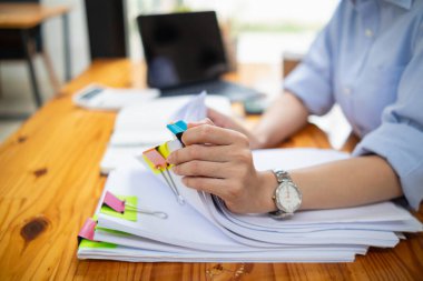 Sekreter, ofis masasındaki bir yığın önemli belgeyi inceliyor. Toplantıya zamanında sunum için müdüre teslim ediyor. Belge yığınlarından bilgi bulmada zorluk kavramı