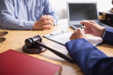 Mahkeme salonunda bir yargıç tokmağı, mahkeme bittikten sonra karar okunduğunda bir işaret vermek için hazırlanır. Hakim tokmağı bir mahkeme davasında kararı sembolize etmeye hazır..