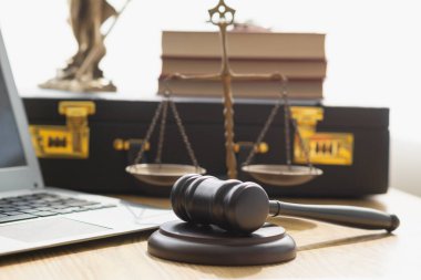 Mahkeme salonunda bir yargıç tokmağı, mahkeme bittikten sonra karar okunduğunda bir işaret vermek için hazırlanır. Hakim tokmağı bir mahkeme davasında kararı sembolize etmeye hazır..