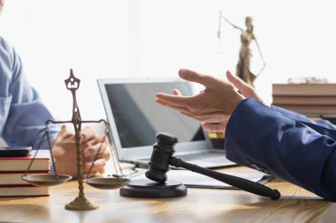 Mahkeme salonunda bir yargıç tokmağı, mahkeme bittikten sonra karar okunduğunda bir işaret vermek için hazırlanır. Hakim tokmağı bir mahkeme davasında kararı sembolize etmeye hazır..