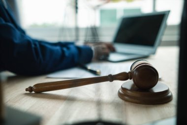 Mahkeme salonunda bir yargıç tokmağı, mahkeme bittikten sonra karar okunduğunda bir işaret vermek için hazırlanır. Hakim tokmağı bir mahkeme davasında kararı sembolize etmeye hazır..