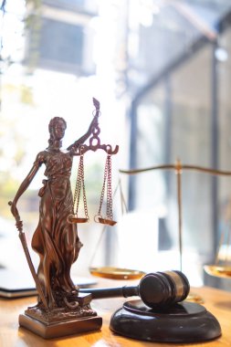 Tanrı 'nın heykeli Themis Adalet Anıtı hukuk firması içinde adaletin sembolü olarak kullanılıyor. Gerçeklerin doğruluğunu ve önyargısız yargılama gücünü gösteriyor. hemis Bayan Adalet dürüstlük ve adaletin sembolü.